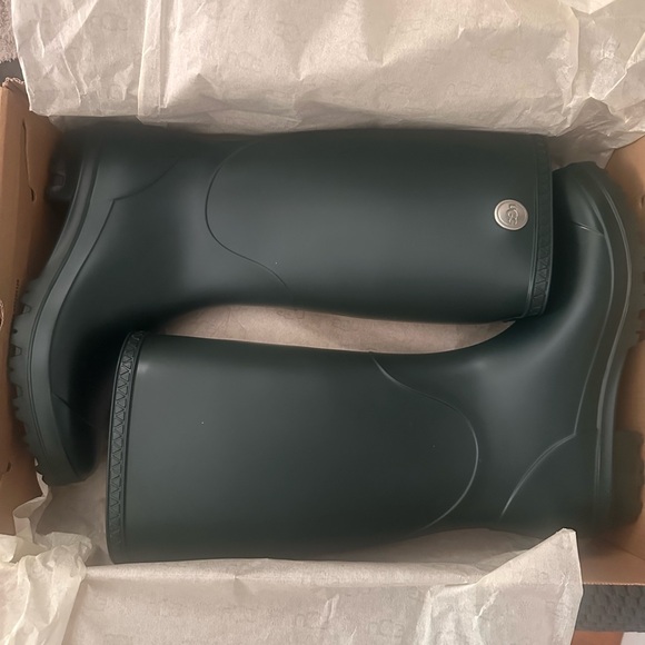 NIB UGG Shelby Sheepskin Insole Rubber Tall Rain Boots Size
US 8 in Olive Green - Picture 3 of 5